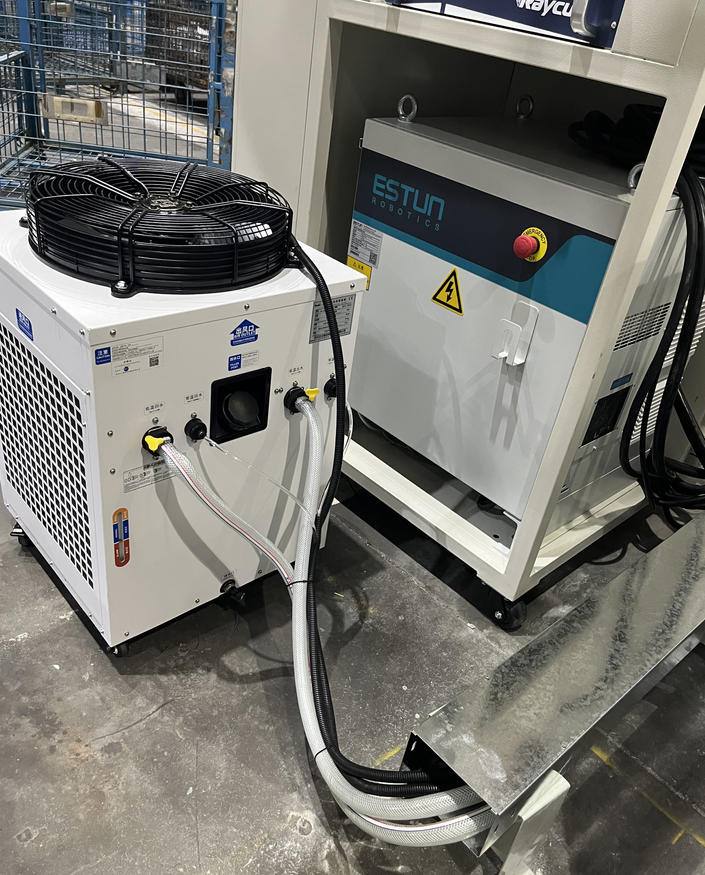 機(jī)械手三維激光切割機(jī)器人安裝現(xiàn)場